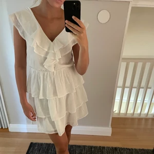 Vit volangklänning - Sjukt fin vit volangklänning. Använd en gång. Köparen står för frakten. Hör gärna av dig för mer information!🤍