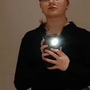 Hm - Det är en svart blus med en kroge vid halsen. Frakten kan vi diskutera 