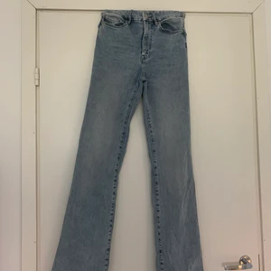 Highwaist flare jeans med stretch  - Ett par jättesköna jeans med stretch. Har använts några gånger. Skulle inte säga att dem direkt är highwaist, de ligger ungefär vid naveln.