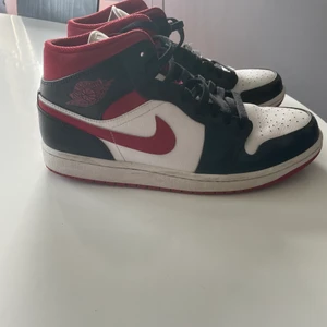Air jordan 1 gym red - Hej! Jag säljer nu mina jordan 1s gym red. Dem är sparsamt använda och är i ett bra skick. Dem är ej creasade, endast lite smutsiga vilket du lätt får bor genom att tvätta dem med lite vatten.  Stlk 44.5 Mvh Isak 