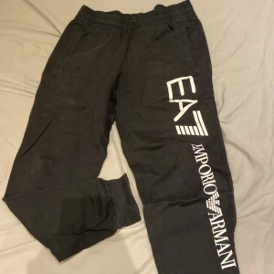 Svarta Armani byxor  - Svarta Armani mjukis byxor 