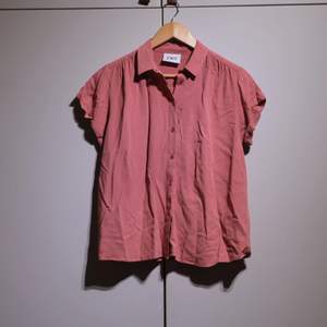 Pink blouse with a light pattern. Sizes rather big. In perfect condition. 