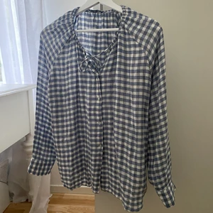 Rutig blus - Rutig blus från Massimo Dutti. Har inte använt den så jättemycket. Den är storlek small men passar även medium. Köparen står för frakten 💕💕