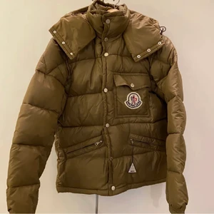Moncler Jacka - Buda!! säljer nu min moncler jacka. osäker på om den är äkta då jag inte fick med något äkthetsbevis. köpt på vestiaire collective! grön/brun i färgen och i den perfekta modellen inför vintern. Stolek 2, motsvarande en S- liten M skulle jag säga!