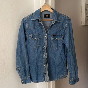 Lee jeanskjorta - Jeansskjorta köpt på vintage butik. Väldigt bra skick! Storlek M, passar bra på S också. Klick-knappar.
