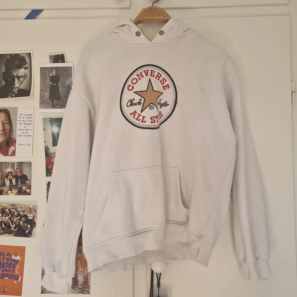 Den är lite sliten, några fläckar kanske går bort om du kämpar lite. Den är ganska liten i storleken. Skulle uppskatta xs-m. Hoodies.