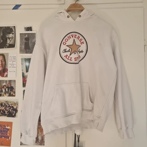 Converse luvtröja - Den är lite sliten, några fläckar kanske går bort om du kämpar lite. Den är ganska liten i storleken. Skulle uppskatta xs-m