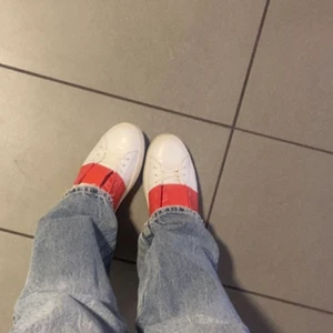 Valentino skor - Ett par Valentino skor i rätt fint skick, köpta för ett par månader sedan här på plick, då va de nya. Man får med box och extra snören. Skriv för fler bilder💕