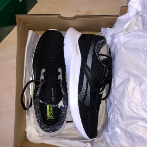 Reebok Energylux 2.0 - Träningsskor från Reebok, strl 39. Något stora i storleken! Helt oanvända.  Kan mötas upp i närheten, annars står köparen för frakt🧡