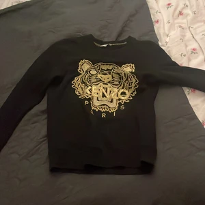 Kenzo tröja storlek S - Säljer min kenzo tröja som har blivit för liten. Hel äkta såklart köpt i kenzo butiken. Köpt för 3000 och kan sälja den för 800 eller mindre. I bra kvalitet inte sönder nånstans men säljer för den har blivit förliten. Är storlek small men funkar för XS