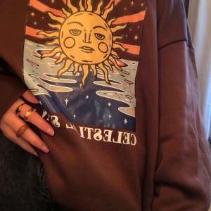 Oversized Sweatshirt - En ”kaffebrun” färgad sweatshirt som är köpt för c 1 månad sen och endast används 1 gång!   Storleken är M men jag som har S kan ha den bara att de är lite oversized. Den är köpt från shein. (Org pris 159 kr säljs för 109 kr) tar endast emot swish.