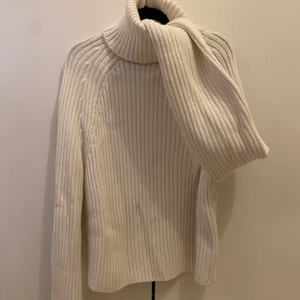 Vit stickad tröja - Säljer en tjock vit stickad tröja från H&M. Köpte i januari 2022 men bara använt en gång pga tyckte ej den passade mig. Väldigt mysig tröja i fint skick!