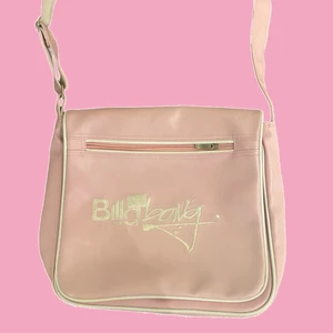 Rosa Billabong väska - Så snygg rosa väska från Billabong💞💗 Den är stor i modellen så passar bra som skolväska där du får plats med dator osv.