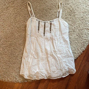 Fint linne - Fint linne med detaljer upptill! Storlek 36