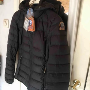 Parajumper jacka - säljer min parajumper som är i använt men fint skick! Bra för olika väder. Storlek S. För mer bilder kontakta mig