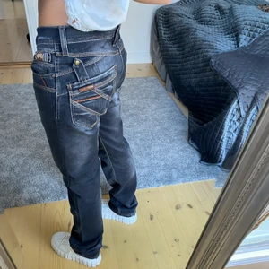 Gråa Jeans - Säljer dessa unika och snygga jeansen med coola sömmar. De är köpte här på plick och är tyvärr lite för stora. Okänt märke och storlek. Jag själv brukar ha storlek 38 men de är som sagt lite stora i midjan på mig.