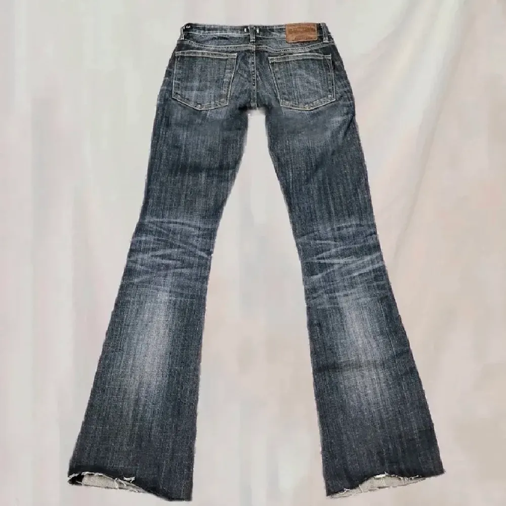 As snygga low waist jeans köpta här på Plick, från märket crocker som tyvärr är för små för mig💓 Innerbenslängd: 74cm🌷 Midjemått: 68cm🌷 Dm gärna om du har fler frågor💓 Andra bilden är lånad från förra ägaren!. Jeans & Byxor.