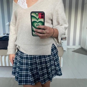 Rutig kjol - Säljer min rutiga kjol från H&M som är så fint nu till hösten, också najs till exempelvis gossip girl tema. Knappt använd💖💖