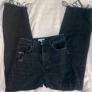 Jeans  - Köpta från H&M kommer aldrig t användning då jag har ett par liknande som sitter bättre på✨
