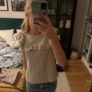 Topp  - Säljer denna supersöta toppen! Den är verkligen så gullig och är i princip aldrig använd💕
