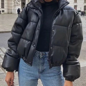 dunjacka i skinn  - jättefin och varm skinnjacka perfekt inför vintern, oanvänd, storlek xs men passar även s, skriv för egna bilder💞😋✌🏻