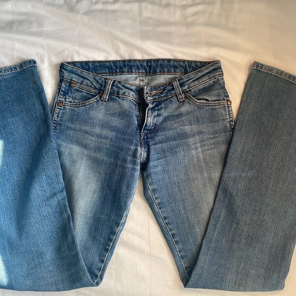 💞(sålda) 💞Ett par lågmidjade jeans som är utsvängda , tyvärr blivit för små på mig, (Mina egna bilder) lite slitna inget man märker, är 1,64 och dom sitter i perfekt i längden på mig, skriv för bättre bilder, säljer för ett bra pris 💞 . Jeans & Byxor.