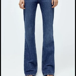 Mid-waist bootcut - Jättefina mid-waist bootcut jeans från zara. Fint skick men något slitna längst ner vid hälen😊