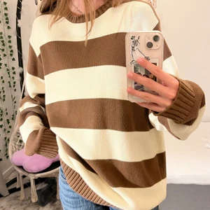 Tjocktröja, sweater  - Säljer denna fina tröjan från brandy melville. Original pris är typ 350kr tror jag. Klicka inte på köp direkt! 🫶🏻