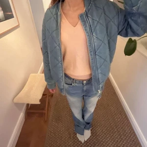 Höstjacka - Säljer denna jacka som är perfekt nu till hösten🍁🍁 Det är Teddy material i jacka som gör den så mysig🍁🍁🍁