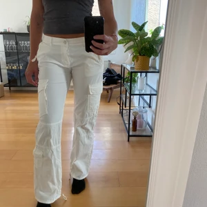 Cargobyxor från zara - Säljer dessa populära vita cargobyxor från zara. Storlek 38, låg midja och jättesköna. Använda ungefär 3 gånger. 