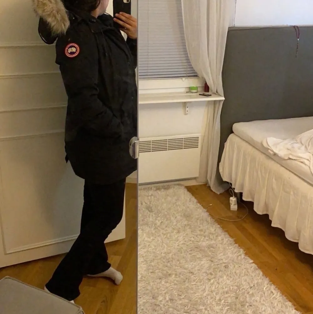 En jättefin canada goose jacka i modellen Victoria parka, då den blivit för liten vill jag nu sälja den eller byta den mot en storlek L. Den är använd 1 vinter och är i okej skick 💗 pris kan diskuteras. Jackor.