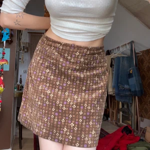 Manchesterkjol med blommönster  - Supersöt kort manchesterkjol från Hennes!  Två små fickor fram på kjolen oxh en dragkedja bak! Abstrakt blommönstrat 