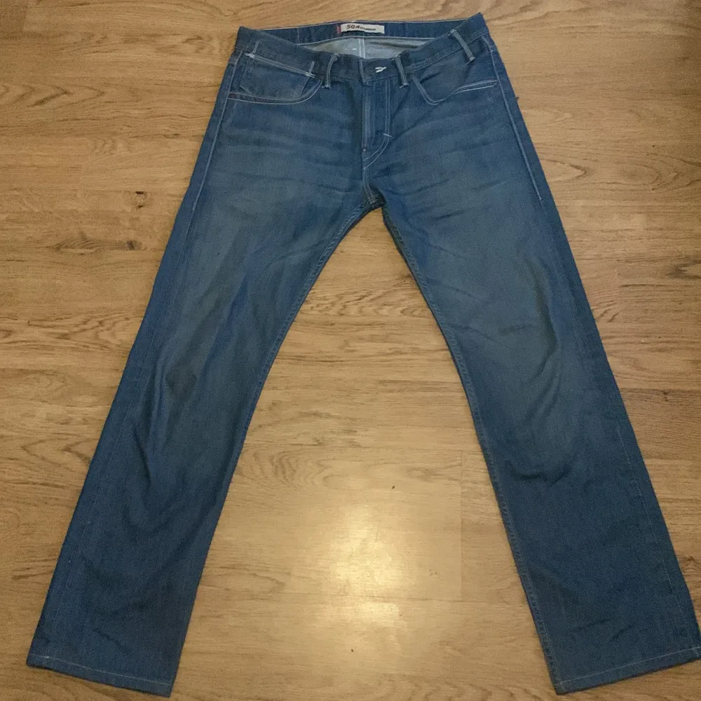 Hej här kommer det bekväma jeans från Levis. Levis jeans 504 straight leg med bra skick. Skick-9/10 Passform: Straight leg. Jeans & Byxor.