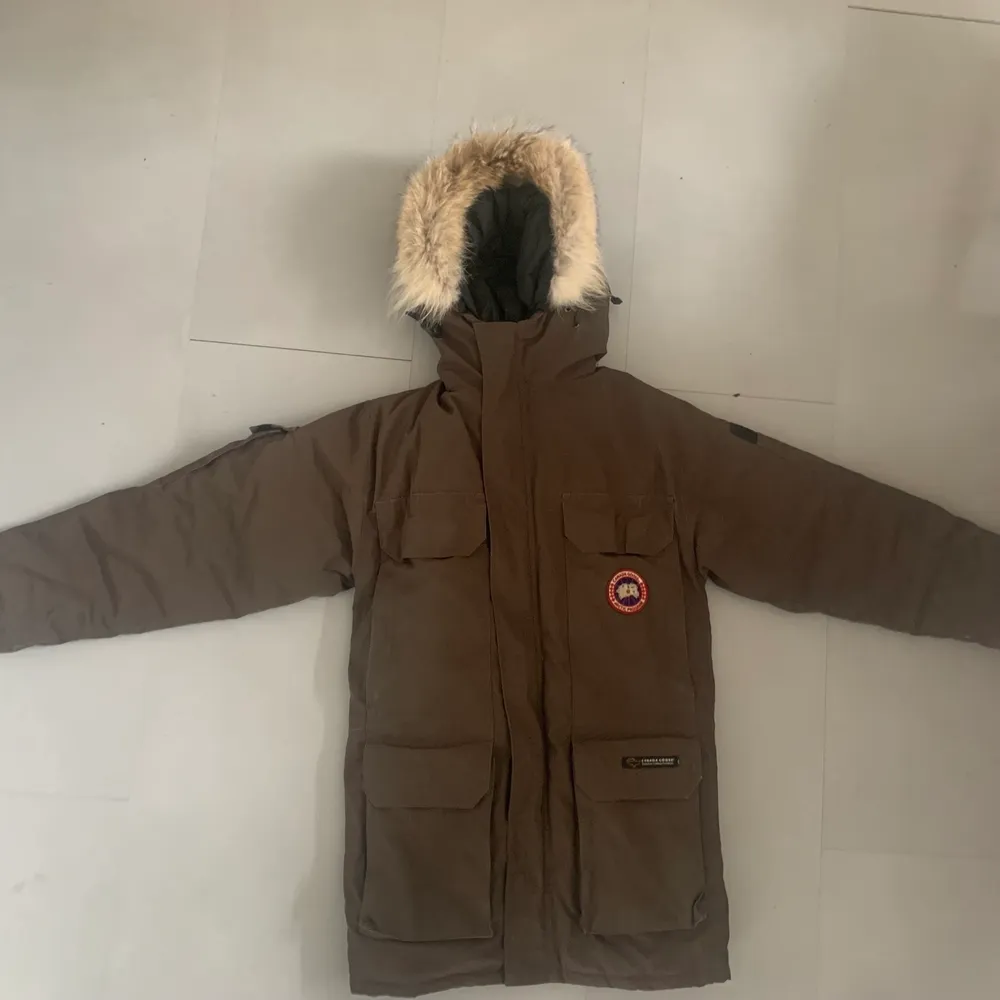 Jätte fin Canada Goose vinterjacka, i ett bra skick, Jackan är enligt mig mörkgrön även fast den ser ut o vara brun på bilderna. Kan mötas upp i centrala Stockholm eller posta. Pris kan diskuteras! Obs står ej storlek men passar som en M/L enligt mig. Jackor.