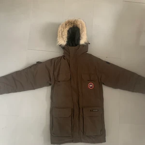 Canada Goose vinterjacka - Jätte fin Canada Goose vinterjacka, i ett bra skick, Jackan är enligt mig mörkgrön även fast den ser ut o vara brun på bilderna. Kan mötas upp i centrala Stockholm eller posta. Pris kan diskuteras! Obs står ej storlek men passar som en M/L enligt mig