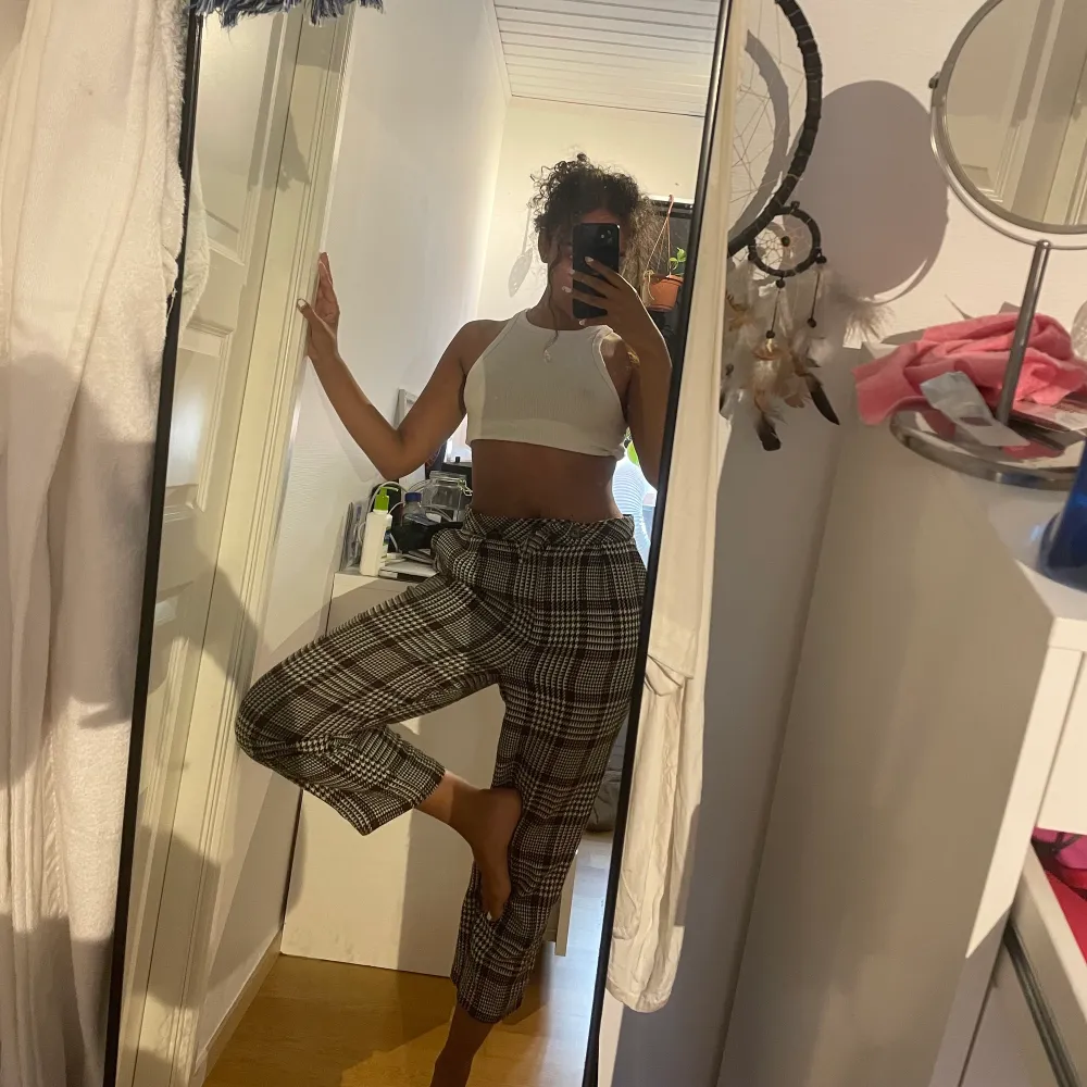 Supersköna och snygga kostymbyxor från topshop som används mycket men är i gott skick! Storlek 36 passar även mig som är M. Hoppas de blir till lika mycket användning till någon annan som de varit till mig!:) de går att justera mycket i midjan!. Farkut & Housut.