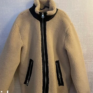 Höstig teddyjacka, nyskick - Varm och mysigt plagg med ett fint Teddy tyg. Jackan blev köpt i fel storlek därav säljer jag den här. Pris kan diskuteras samma gällande frakt 