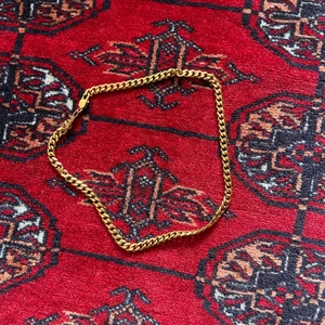 Gold chain  - Gold plated stainless steel halsband på ca 45 cm. Original längden var 58.4 cm men det var alldeles för långt och jag gjorde den mindre. Längden jag tog bort finns kvar och medföljer.  Frakt 51kr spårbart, 13kr ej spårbar