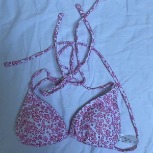 Bikiniöverdel - En vit/ros bikiniöverdel. Helt oanvänd. Köparen står för frakten. Hör gärna av dig för mer information!🤍