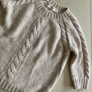 Stickad zara tröja - Säljer denna stickade tröjan med korta ärmar ifrån zara. Storleken är M men skulle säga att den passar S också🤍