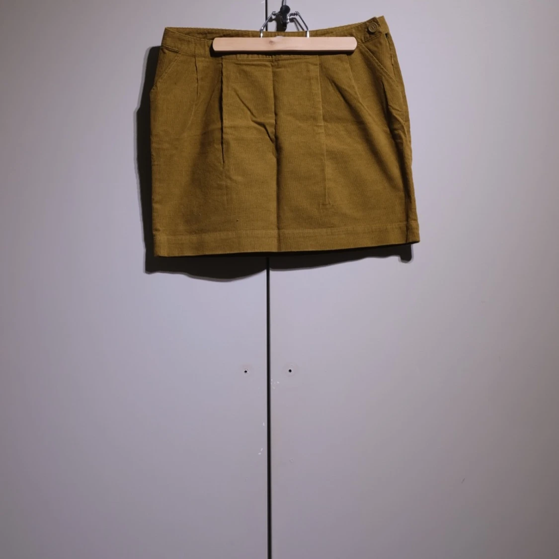 Short skirt in ocher color