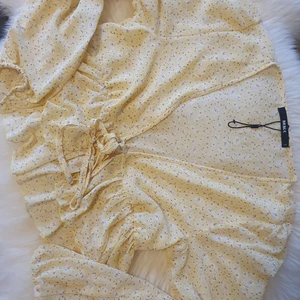 Blus från BikBok - Snygg blus med knytdetalj från bikbok, använd 2 gånger, i perfekt skick och köptes 2021.