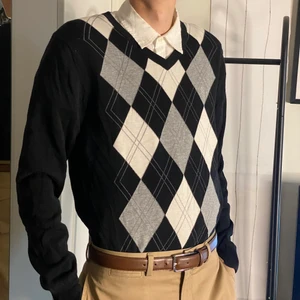 Stickad tröja - Stickad tröja från Riley som passar bra om man vill smälta in på Östra real eller nån annan skola där alla är typ jätterika av nån anledning