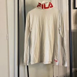 Polotröja - Mysig tröja från fila med hög krage, härlig o ha när man är i skidbacken eller på andra ställen där det ofta blåser snö