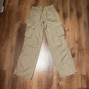 Cargo pants  - Använda två gånger. Super fina snygga och sköna och köpa från hm som är helt slut sålda , de är Lågmidjade 
