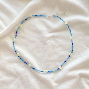 Blå Blom Halsband - Handgjorda smyckes  🌸🌸 Halsbanden är justerbara mha förlägnings kedja och karbinhake, 