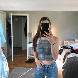 Topp  - Enkel o snygg topp från hm. Säljer för att jag aldrig får användning för den