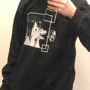 Mha Tsuyu Asui hoodie! - Här är en Tsuyu Asui hoodie, merch från My hero academia! Tvättas innan den skickas såklart. Säljes endast pga att den inte min stil längre men den är bekväm att ha på sig! Jättefin, använd en del gånger men bra skick ändå! <3 Med frakt 90kr!