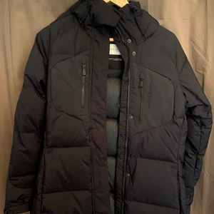 Vinterjacka sail racing  - Sail racing jacka i modellen ”w patrol down jacket” i strl S. Nyskick och håller en garanterat varm.  Nypris: 3 000kr Mitt pris: 1 500kr