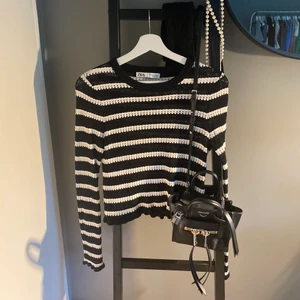 Randig zara tröja - Säljer denna sjukt populära och även slutsålda zara tröjan, storlek M men skulle säga att den sitter som en S❤️